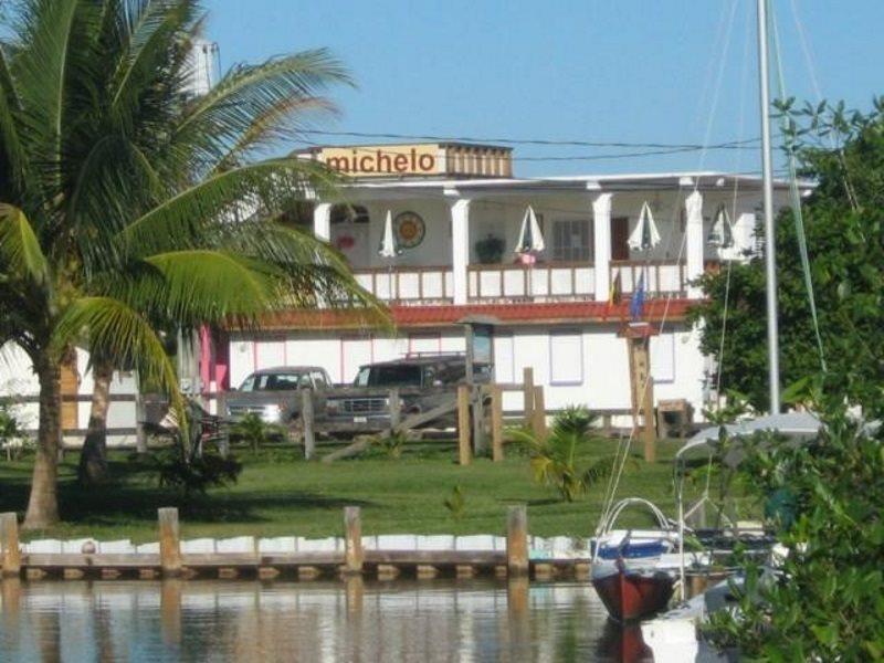 Michelo Suites Placencia Exterior photo