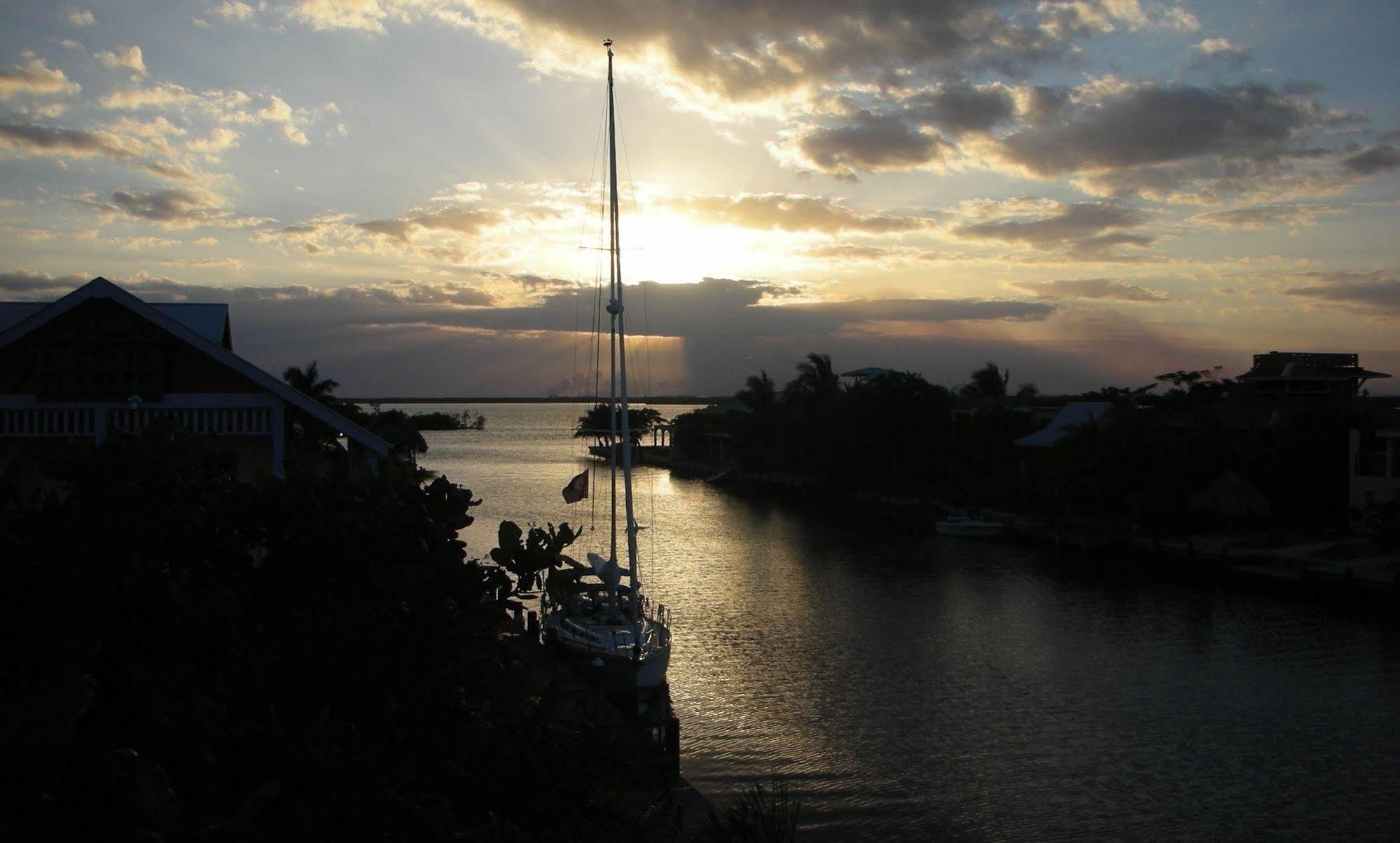Michelo Suites Placencia Exterior photo